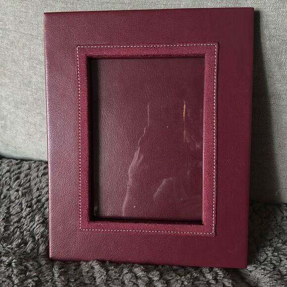 Swing Leather 8 x 10  Easel Picture Frame! - Picture 1 of 5
